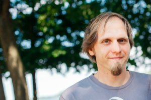 Gregor Schmidt, Portrait im Freien mit Bäumen im Hintergrund
