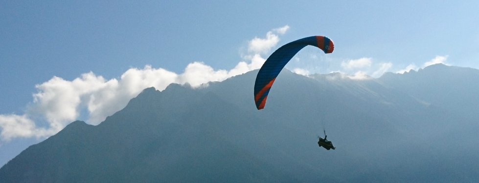 Fluglehrer betreut Gleitschirmpiloten beim Training am Startplatz